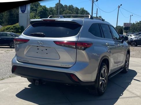 Used 2021 Toyota Highlander XLE AWD/4WD image 7