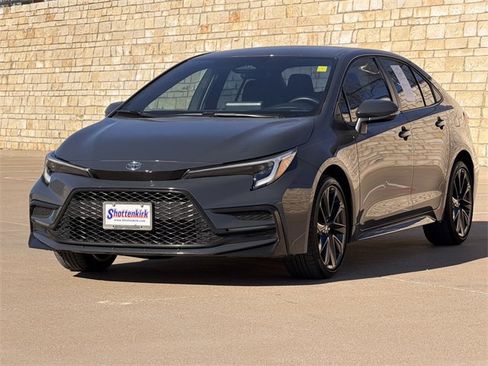 Used 2025 Toyota Corolla SE image 3