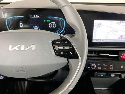 Used 2025 Kia Niro EX image 19