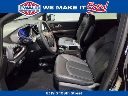 New 2026 Chrysler Pacifica Select image 8