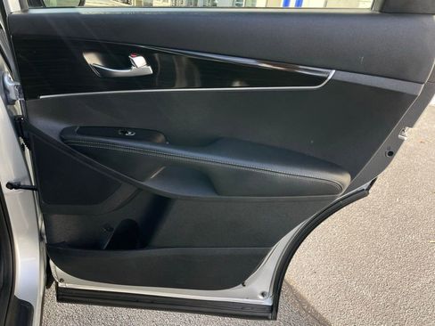 Used 2019 Kia Sorento LX image 32