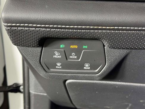 Used 2024 Volkswagen Atlas SE image 19