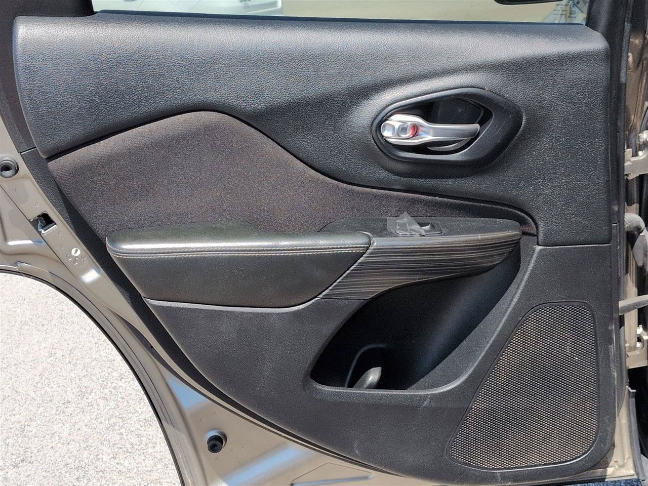 Used 2017 Jeep Cherokee Sport FWD image 27