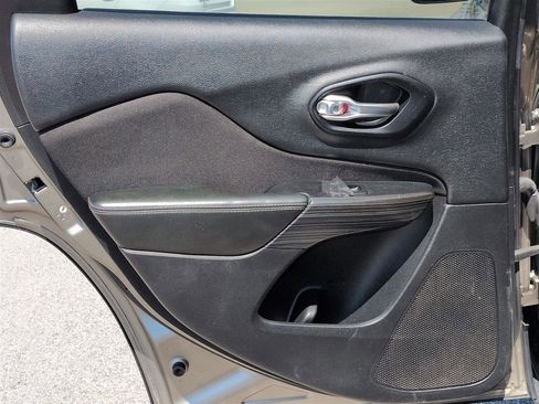 Used 2017 Jeep Cherokee Sport FWD image 27