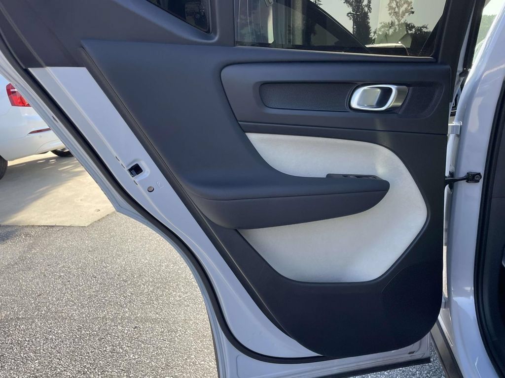 Used 2022 Volvo XC40 T5 Inscription w/ Climate Package AWD/4WD image 2