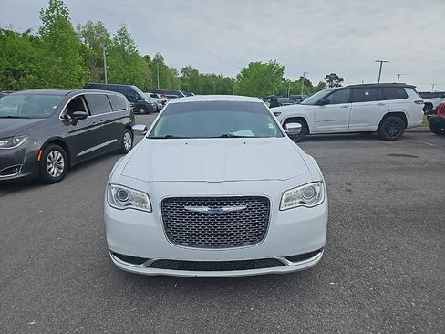 Used 2019 Chrysler 300 Touring w/ Chrome Appearance Package image 2