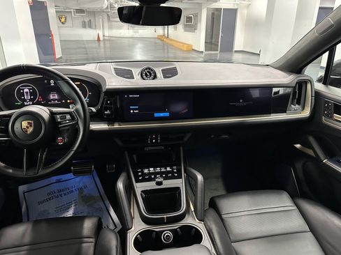Used 2024 Porsche Cayenne Turbo GT AWD/4WD image 8