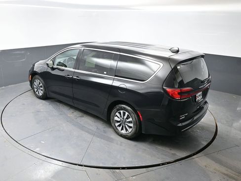Used 2024 Chrysler Pacifica Select image 46