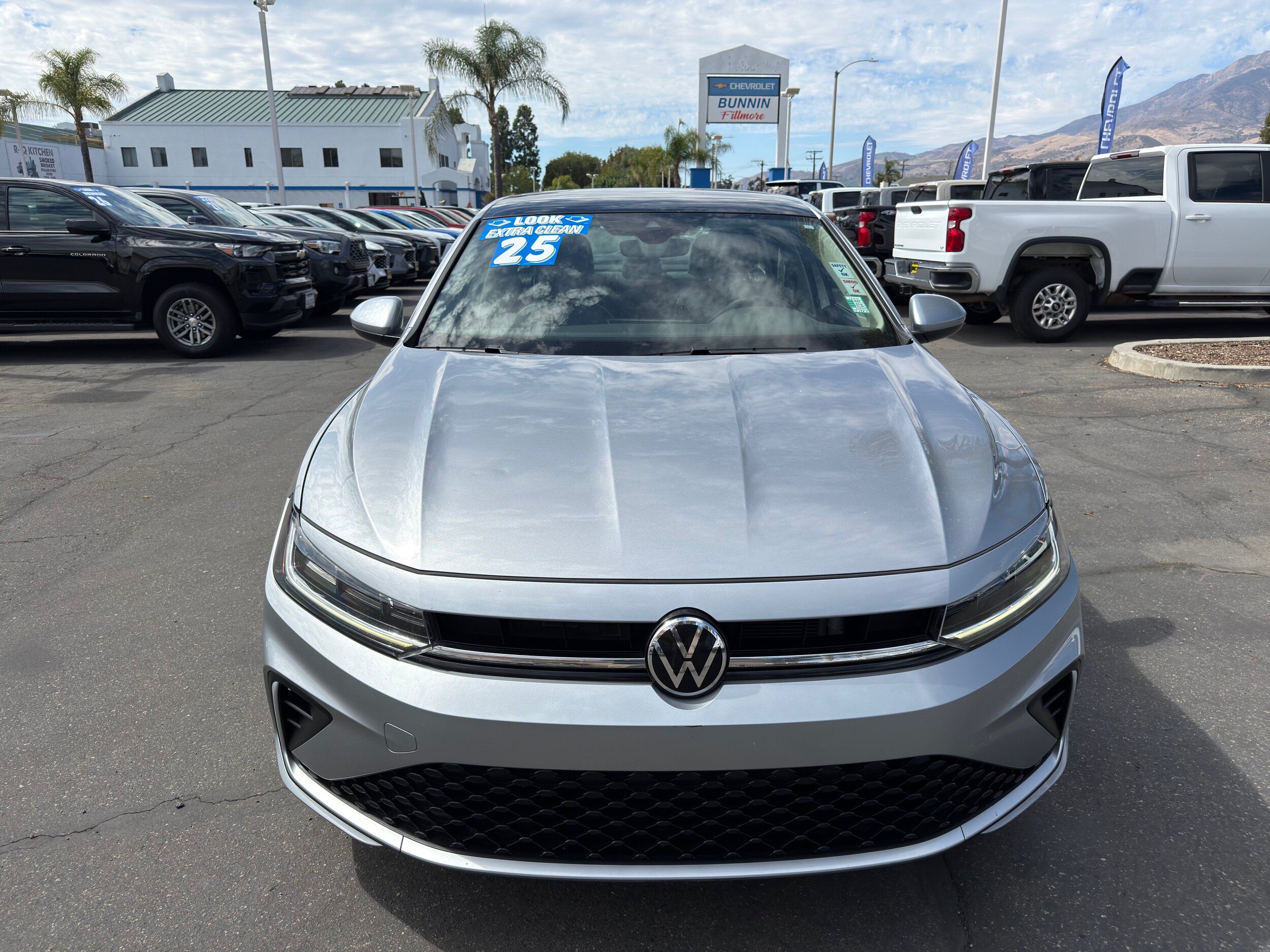 Used 2025 Volkswagen Jetta SE FWD image 3