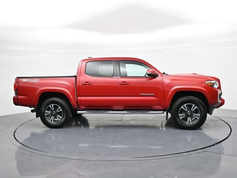 Used 2017 Toyota Tacoma TRD Sport image 5