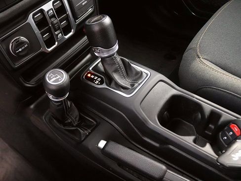 Used 2024 Jeep Gladiator Sport image 19