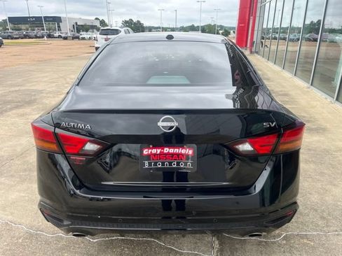 Used 2024 Nissan Altima 2.5 SV w/ SV Premium Package FWD image 3