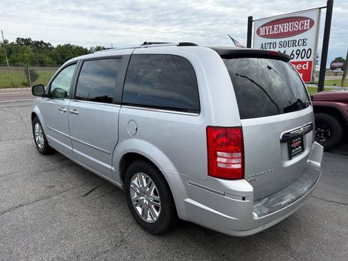 Used 2009 Chrysler Town & Country Limited w/ Entertainment Group #3 FWD image 7