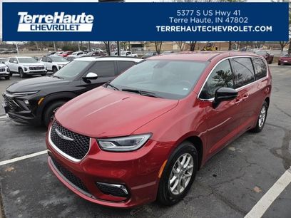 Used 2025 Chrysler Pacifica Select