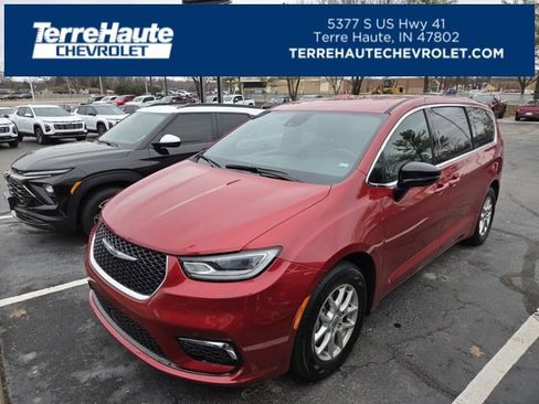 Used 2025 Chrysler Pacifica Select image 1