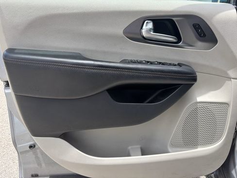 Used 2020 Chrysler Pacifica Touring-L FWD image 30
