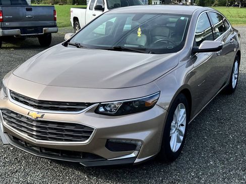 Used 2018 Chevrolet Malibu LT w/ Leather Package FWD image 3