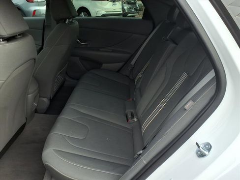 Certified 2025 Hyundai Elantra SEL image 15