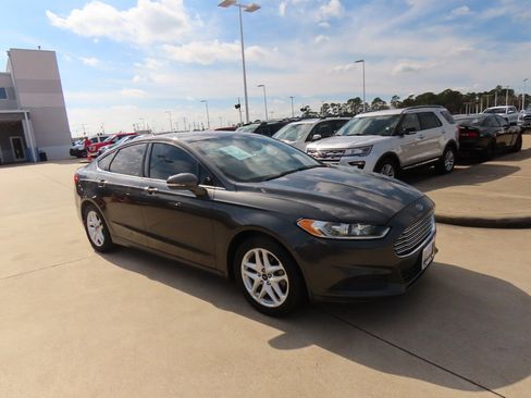 Used 2015 Ford Fusion SE image 7