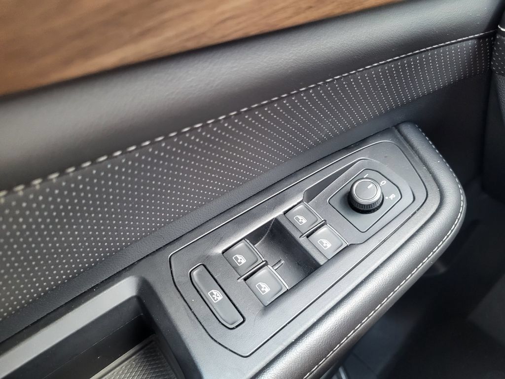 Used 2025 Volkswagen Atlas SE FWD image 21