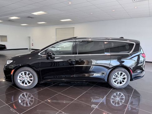 Used 2026 Chrysler Pacifica Limited FWD image 14