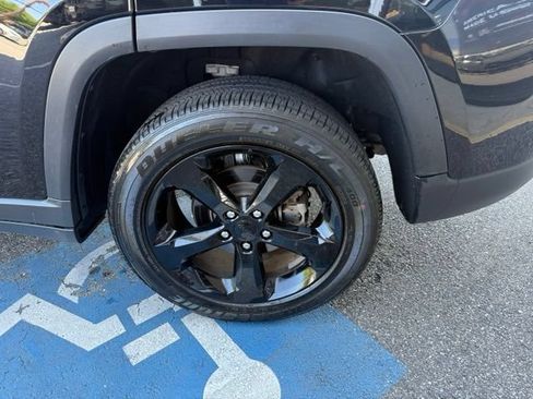 Used 2023 Jeep Grand Cherokee Altitude AWD/4WD image 38