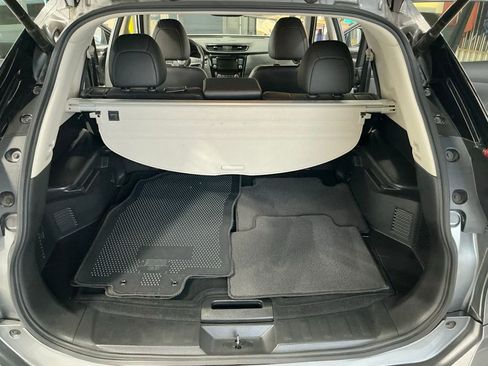 Used 2018 Nissan Rogue SL w/ Premium Package image 17