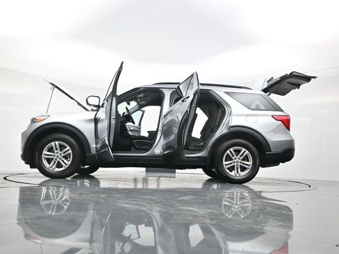 Used 2021 Ford Explorer XLT AWD/4WD image 60