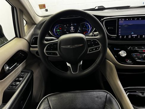 Used 2023 Chrysler Pacifica Limited FWD image 18