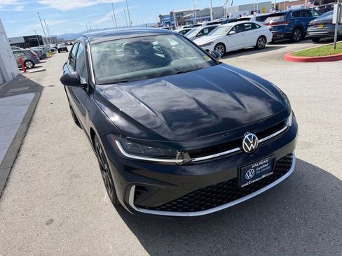 Certified 2025 Volkswagen Jetta SE w/ Sunroof Package image 8