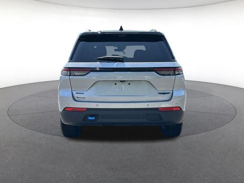Certified 2022 Jeep Grand Cherokee Trailhawk w/ Advanced Protech Group II AWD/4WD image 4