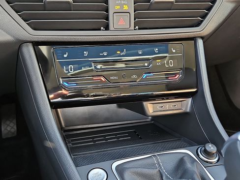 Used 2025 Volkswagen Jetta SEL image 15