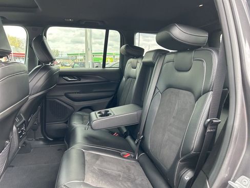 Used 2024 Jeep Grand Cherokee Altitude AWD/4WD image 13