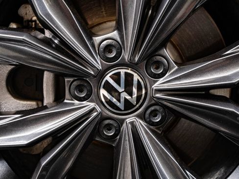Used 2023 Volkswagen Tiguan SE w/ Panoramic Sunroof Package FWD image 8