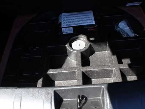 Used 2015 Jeep Renegade Latitude FWD image 27