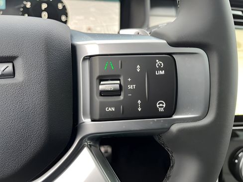 Certified 2025 Land Rover Discovery Dynamic SE image 23