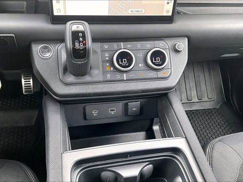 Used 2023 Land Rover Defender 110 V8 image 24