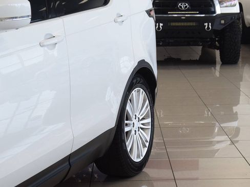Used 2017 Land Rover Discovery HSE AWD/4WD image 12