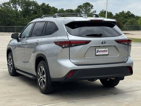 Used 2024 Toyota Highlander XLE AWD/4WD image 4