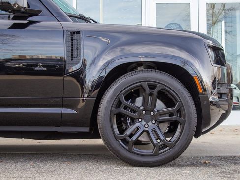 Used 2025 Land Rover Defender 110 V8 image 5