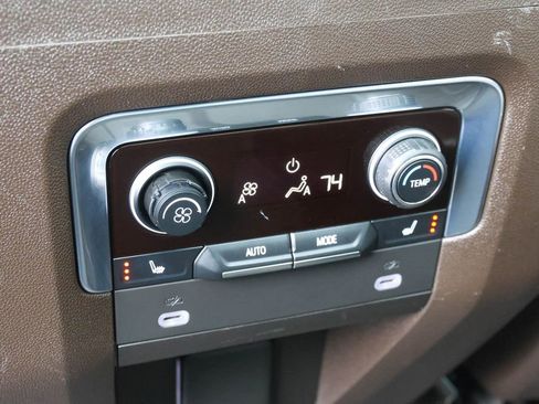 Used 2021 Chevrolet Tahoe Z71 w/ Luxury Package AWD/4WD image 19