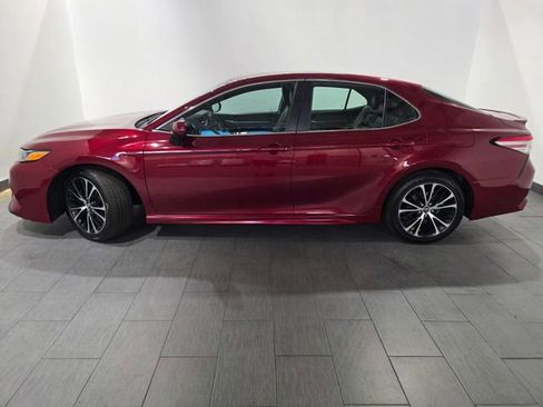 Used 2018 Toyota Camry SE image 2