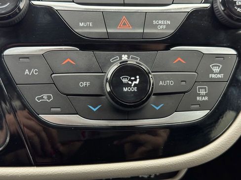 Used 2023 Chrysler Pacifica Touring-L FWD image 29