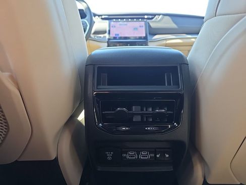 Used 2025 Jeep Grand Cherokee Limited RWD image 12