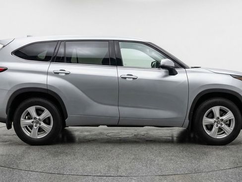 Used 2025 Toyota Highlander LE FWD image 11