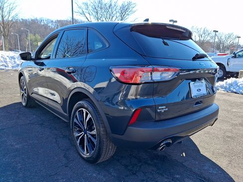 Used 2022 Ford Escape SE w/ SE Sport Appearance Package image 4