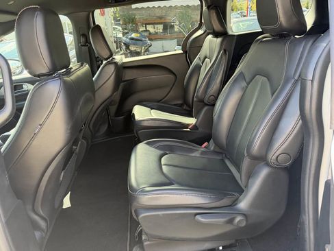 Used 2023 Chrysler Pacifica Touring-L w/ S Appearance Package image 13