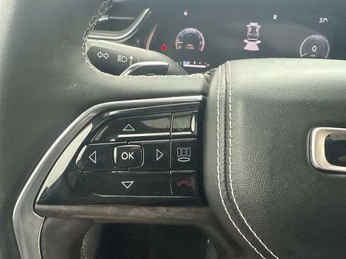 Used 2023 Jeep Grand Cherokee Overland w/ Luxury Tech Group IV AWD/4WD image 35