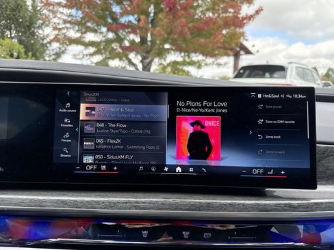 Used 2024 BMW 760i xDrive w/ Premium Package image 18