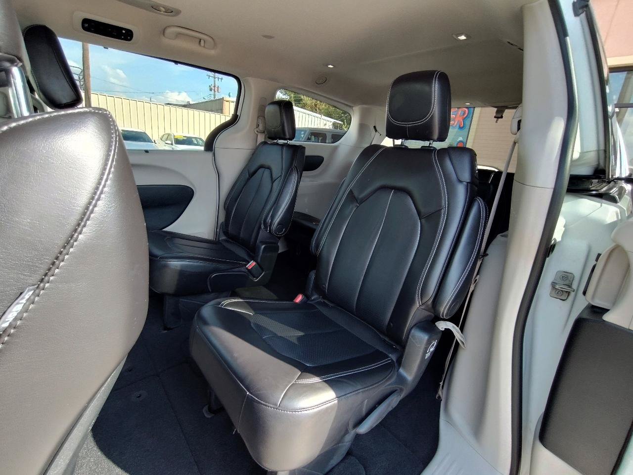 Used 2023 Chrysler Pacifica Touring-L FWD image 35